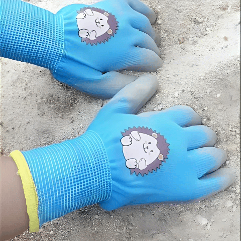Enfant jouant avec des gants de jardinage enfants, protection pour petites mains et exploration sécurisée