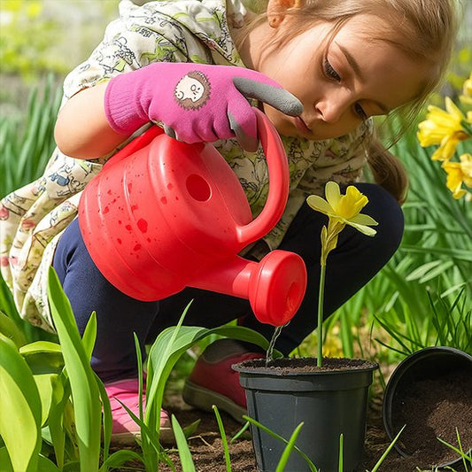 Enfant portant des gants de jardinage, jardinage et activités extérieures en toute sécurité